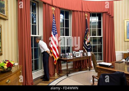 Le président des États-Unis, Barack Obama, vérifie un orage dans l'air à l'extérieur du Bureau ovale de la Maison Blanche le 23 juin 2015 à Washington, DC. Banque D'Images