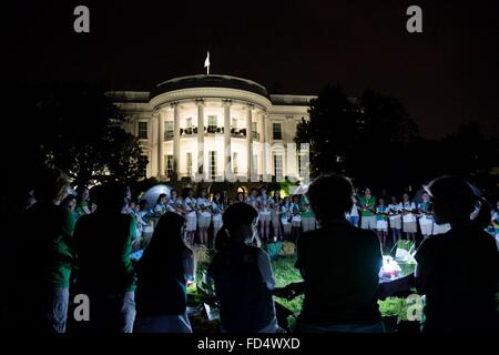 Girl Scouts link mains puisqu'ils participent à la Maison Blanche Campout, partie de la "Let's Move ! L'initiative de l'extérieur sur la pelouse Sud de la Maison Blanche le 30 juin 2015 à Washington, DC. Banque D'Images