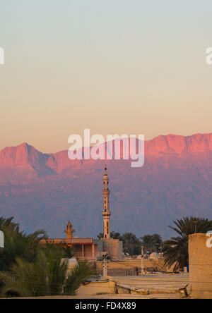 Mosquée en face de la montagne au coucher du soleil, l'Hormozgan, Kushkenar, Iran Banque D'Images