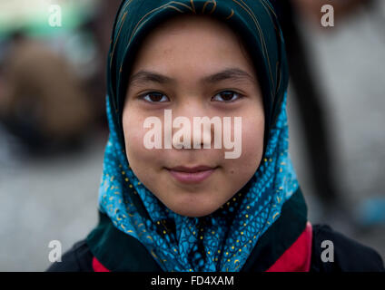 Un réfugié afghan girl dans panjshambe bazar, Hormoz, Minab, Iran Banque D'Images