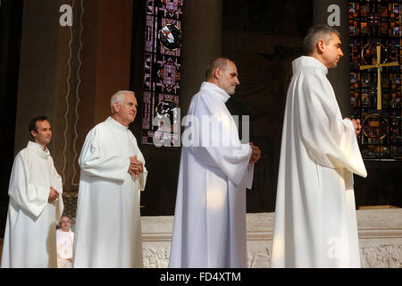 Ordinations en diacre de la cathédrale Sainte Geneviève, Nanterre, France. Banque D'Images