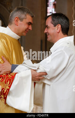 Ordinations en diacre de la cathédrale Sainte Geneviève, Nanterre, France. Banque D'Images