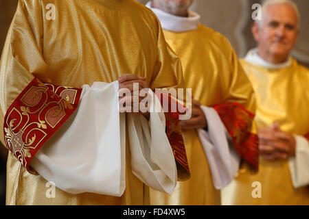 Ordinations en diacre de la cathédrale Sainte Geneviève, Nanterre, France. Banque D'Images