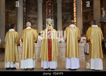 Ordinations en diacre de la cathédrale Sainte Geneviève, Nanterre, France. Banque D'Images