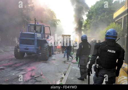 Milan, Italie, l'évacuation d'un bâtiment occupé par les antagonistes des jeunes Banque D'Images