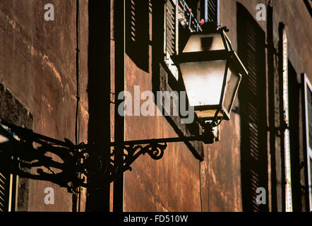 Brown mur romain avec lampe de rue et windows à l'heure d'or. Banque D'Images