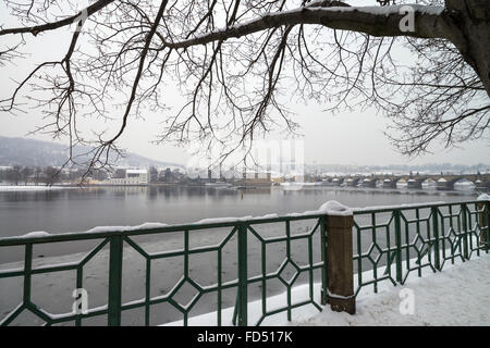 Vltava River avec le Château de Prague et cathédrale Saint-Guy en arrière-plan en hiver, Prague, République Tchèque Banque D'Images