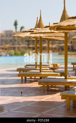 Image de parasols de paille à l'hôtel de la piscine. Banque D'Images