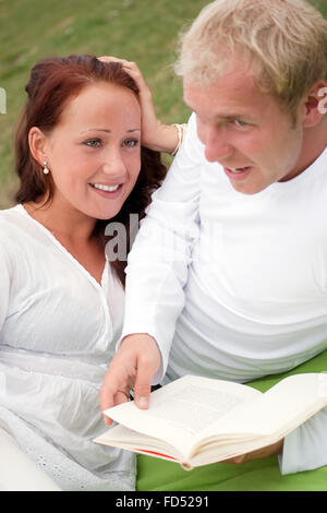 Portrait de jeune couple aimant Banque D'Images