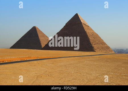 Deux des grandes pyramides sur le plateau de Gizeh Banque D'Images