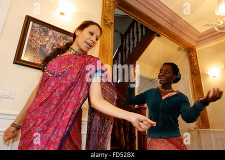 Fête de la saint nom dans un Temple ISKCON. Les fervents de la danse Banque D'Images