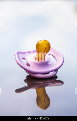 Reflet d'une tétine de bébé Banque D'Images