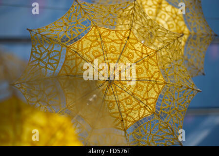Parasols jaunes faites de dentelles qui pendent du plafond Banque D'Images
