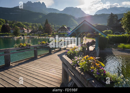 Sur la jetée de port de Talloires au lac d'Annecy devant les Dents de Lanfon et Madrid, en Savoie, France Banque D'Images