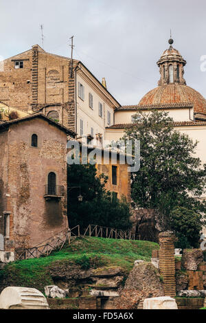 Une maison médiévale à côté du théâtre de Marcellus (Teatro Marcello) à Rome, Italie Banque D'Images