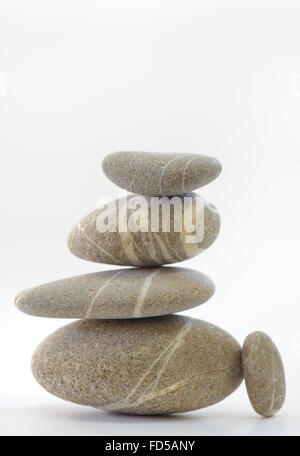Pyramide de pierres isolé sur fond blanc Banque D'Images