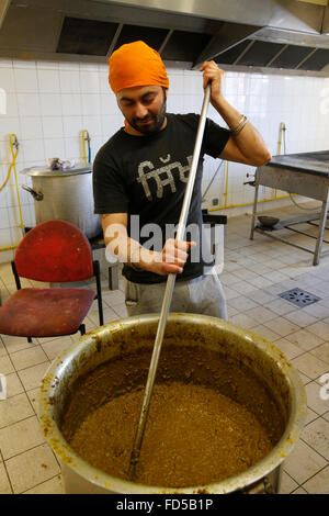 Singh Sabha gurdwara, Bobigny, France. Dévot à la préparation de la nourriture dans la cuisine. Banque D'Images