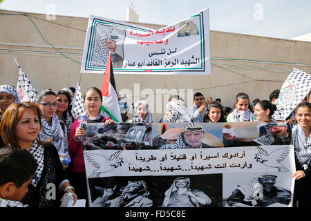 Manifestation à Ramallah à l'occasion du dixième anniversaire de la mort de Yasser Arafat. Banque D'Images