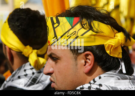 Manifestation à Ramallah à l'occasion du dixième anniversaire de la mort de Yasser Arafat. Banque D'Images