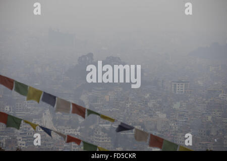 Katmandou, Népal. 28 janvier, 2016. Vue de la vallée de Katmandou couverts en creux le smog est vu de Swayambhunath Stupa prémisse le jeudi 28 janvier, 2016. Vallée de Katmandou frissons que le mercure descend dans le passé ces derniers jours. Le Swayambhunath Stupa est inscrite à l'UNESCO World Heritage site. © Skanda Gautam/ZUMA/Alamy Fil Live News Banque D'Images