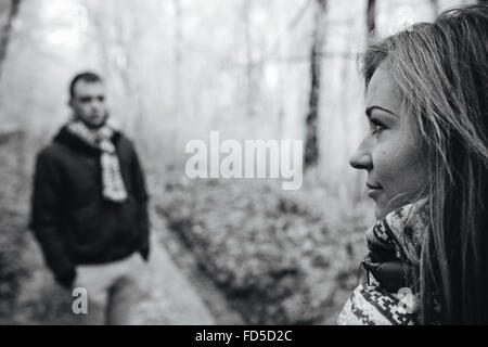 Couple en train de marcher sur un parc d'hiver Banque D'Images