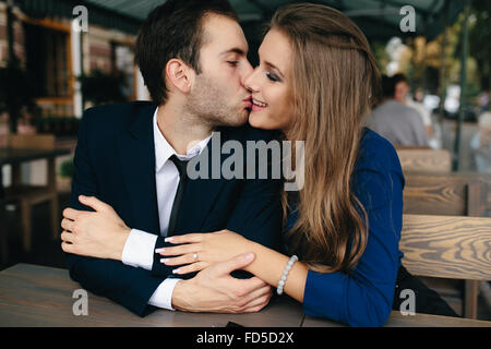 Beau couple sitting in the cafe Banque D'Images