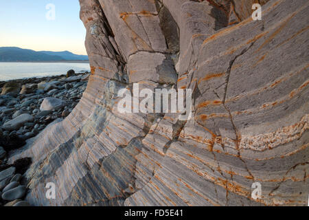 Les petites et grandes roches sont à la base des falaises qui s'élèvent sur le côté sud de l'estuaire à Barmouth bordée de formations rocheuses. Banque D'Images