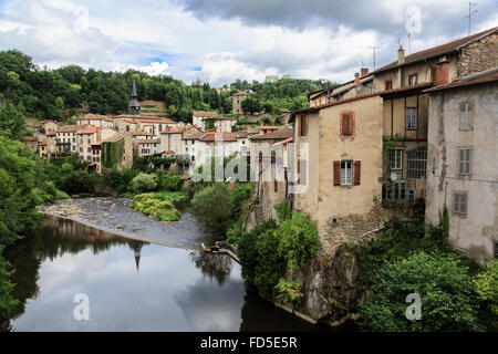 Olliergues sur la rivière Dore, Puy-de-Dôme, Auvergne, France Banque D'Images
