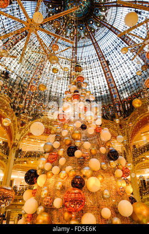 Le dôme, de l'intérieur de décorations de Noël aux Galeries Lafayette shopping mall, Paris, France. Banque D'Images