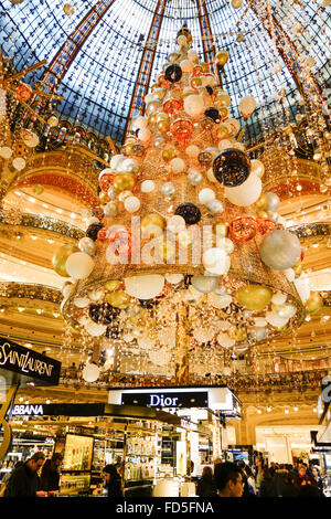 Galeries Lafayette décorations de Noël intérieur au centre commercial, Paris, France. Banque D'Images