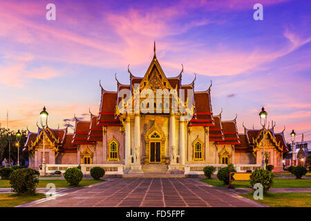 Bangkok, Thaïlande. Le Temple de marbre, Wat Benchamabopit Dusitvanaram au coucher du soleil. Banque D'Images