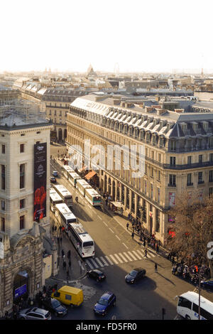 Le trafic avec arrêt de bus à la Rue Scribe, de l'Opéra de Paris, de la terrasse des Galeries Lafayette, Paris, France. Banque D'Images