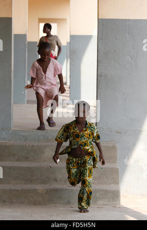 L'école primaire de l'Afrique. Aire de jeux. Banque D'Images