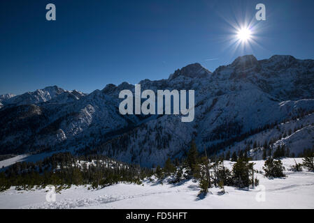 Montagnes de neige en plein soleil rétro-éclairage, Karwendel, Hinterriss, Autriche Banque D'Images