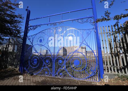 Moulins du millénaire Royal Victoria Dock Silvertown Londres brisé des fenêtres à l'abandon de l'usine de fleurs bleu ciel bleu réaménagement gates Banque D'Images