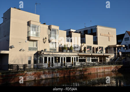La tête de sarrasine public house sur la rivière Lee dans Ware, Hertfordshire. Banque D'Images