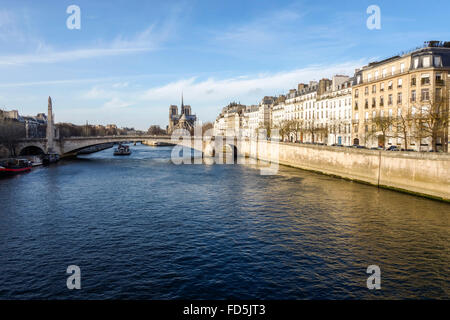 L'île de la Cité et l'Île Saint-Louis avec Notre Dame et pont de la Tournelle, pont, rivière Seine, Paris France. Banque D'Images