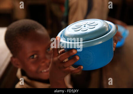 La distribution de vivres dans une école primaire de l'Afrique. Banque D'Images