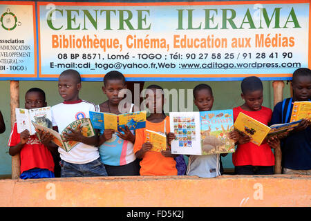 Bibliothèque gratuite permettant aux enfants de lire après l'école. Banque D'Images