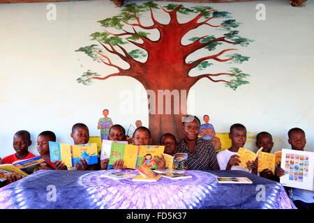 Bibliothèque gratuite permettant aux enfants de lire après l'école. Banque D'Images