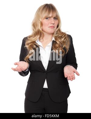 Young businesswoman haussant les épaules dans l'ignorance, pour montrer qu'elle ne connaît pas la réponse et n'a pas de soins. Banque D'Images