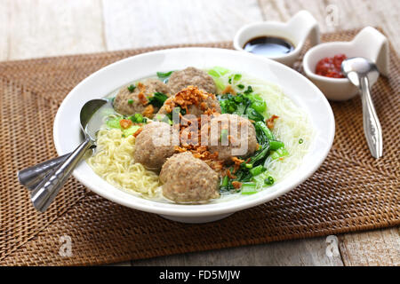 Bakso, meatball soup with noodles, cuisine indonésienne Banque D'Images