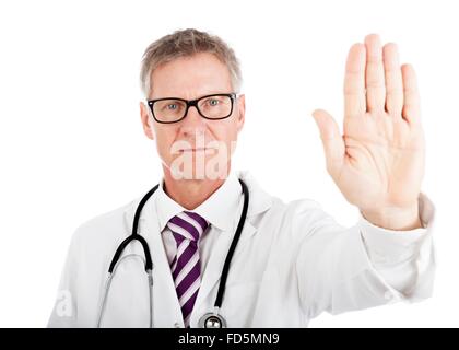 Stern middle-aged male doctor holding sa main dans un geste d'arrêter ou d'arrêter alors qu'il signale qu'il en a assez ou refuse l'accès Banque D'Images