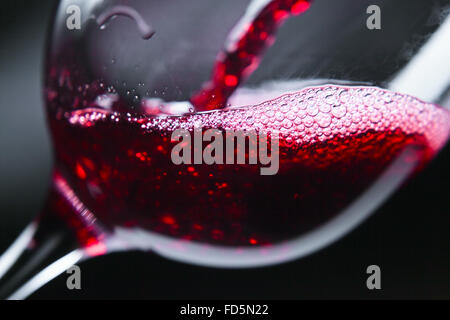 Vin rouge en verre sur fond sombre Banque D'Images