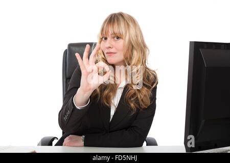 Businesswoman giving un geste parfait avec ses doigts comme elle montre son approbation et l'appréciation, on white Banque D'Images