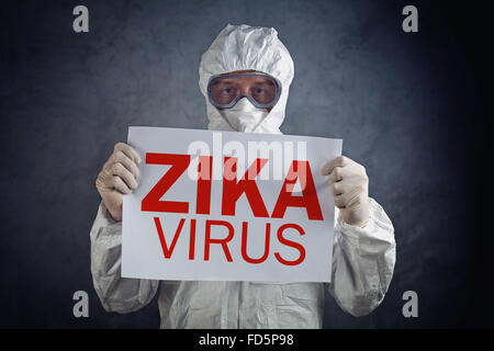 Zika virus concept, travailleur de la santé dans des vêtements montrant l'affiche de la vigilance Banque D'Images