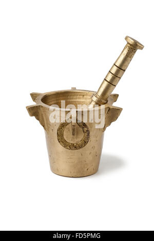 Mortier et pilon traditionnel marocain sur fond blanc Banque D'Images