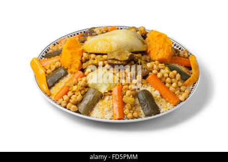 Extrait traditionnel couscous marocain plat sur fond blanc Banque D'Images