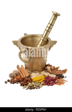 Mortier et pilon, marocain d'herbes séchées pour Ras el hanout sur fond blanc Banque D'Images