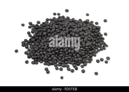 Tas de lentilles Béluga séché sur fond blanc Banque D'Images